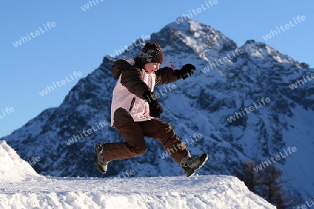 Lachendes M?dchen in den Schnee springend