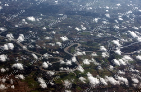 Die Landschaft rund um die Provinz Yasothon und Ubon Rachathani im Isan beim Anflug von Chiang mai nach Ubon im Nordosten von Thailand. 