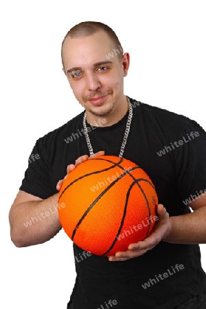 Junger Mann mit Basketball auf weissem Hintergrund