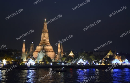 Die Tempelanlage des Wat Arun am Mae Nam Chao Phraya River in der Hauptstadt Bangkok von Thailand in Suedostasien.