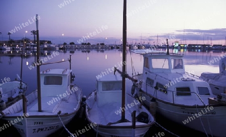 Das Fischerdorf Port de Alcudia mit dem Bootshafen im Februar im Osten der Insel Mallorca einer der Balearen Inseln im Mittelmeer.  