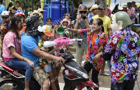 Das Songkran Fest oder Wasserfest zum Thailaendischen Neujahr ist im vollem Gange in Ayutthaya noerdlich von Bangkok in Thailand in Suedostasien.  