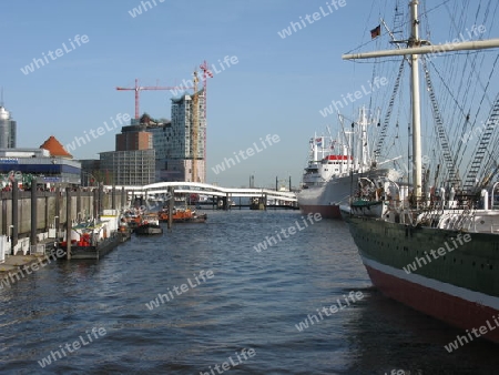 Schiffe und Blick auf die HafenCity