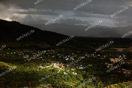 Die Landschaft beim Dorf Fang noerdlich von Chiang Mai im Norden von Thailand