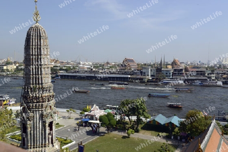 Die Tempelanlage des Wat Arun am Mae Nam Chao Phraya River in der Hauptstadt Bangkok von Thailand in Suedostasien.