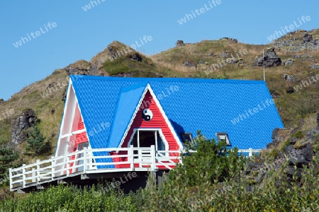 Der Nordwesten Islands, rotes Haus mit blauem Dach am Sn?fellsj?kull am westlichen Ende der Halbinsel Sn?fellsnes