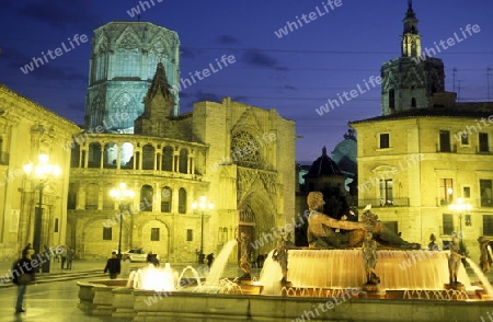 Die Altstadt auf dem Plaza Virgen mit der Kathedrale von Valenzia in Spanien in Europa.