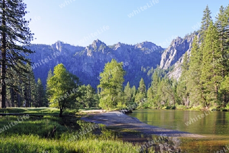 typische Landschaftsform bei Sonnenaufgang, mit Merced River, im  Yosemite Nationalpark, Kalifornien, USA