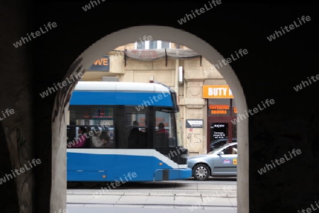 Ein Tram im Stadtteil Kazimierz in der Altstadt von Krakau im sueden von Polen.