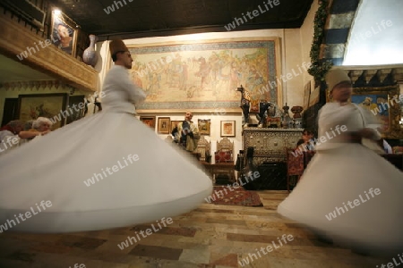 Asien, Naher Osten, Syrien, Damaskus,    Ein traditioneller Tanz in einem Restaurant im Souq und Altstadt von Damaskus in der Hauptstadt von Syrien. 