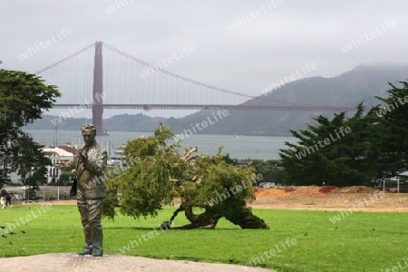 Statue in San Francisco mit Blick auf Golden Gate Br?cke