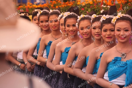 Eine traditionelle Tanz Gruppe zeigt sich an der Festparade beim Bun Bang Fai oder Rocket Festival in Yasothon im Isan im Nordosten von Thailand. 