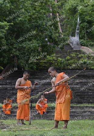 Der untere Teil des Tempel Wat Phra That Doi Kong Mu ueber dem Dorf Mae Hong Son im norden von Thailand in Suedostasien.