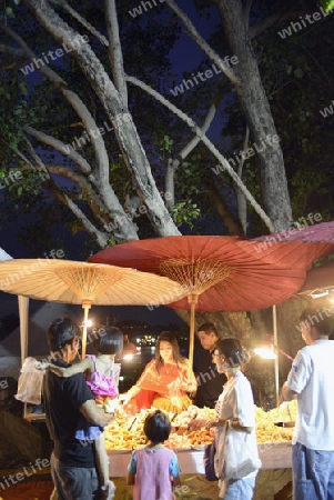 Eine thailaendische Strassenkueche in der Hauptstadt Bangkok von Thailand in Suedostasien.