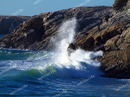 Gischt an bretonischen Felsen