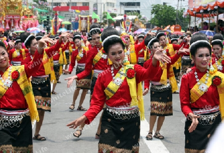 Eine traditionelle Tanz Gruppe zeigt sich an der Festparade beim Bun Bang Fai oder Rocket Festival in Yasothon im Isan im Nordosten von Thailand. 