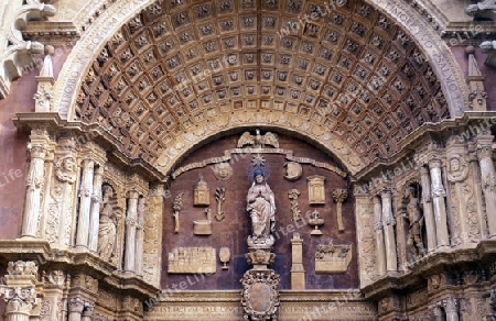 Der Torbogen der Kathedrale La Seu der Altstadt von Palma de Mallorca der Hauptstadt der Insel Mallorca einer der Balearen Inseln im Mittelmeer.