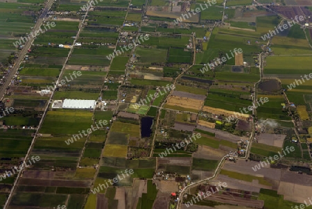 Sicht von einem Flugzeug auf dem Flug ueber Chiang Mai im norden von Thailand in Suedostasien.