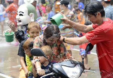 Das Songkran Fest oder Wasserfest zum Thailaendischen Neujahr ist im vollem Gange in Ayutthaya noerdlich von Bangkok in Thailand in Suedostasien.  