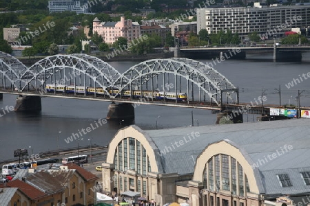 Der Stadtteil kleines Moskau am Fluss Daugava mit dem Markt und den Markthallen von Riga aus Sicht der Aussichtsterasse des Sozialistischen Hochhaus Akademie der Wissenschaften im Stadtteil Little Moskow in Riga, Lettland  