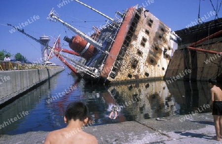 Ein gestrandetes Frachtschiff im Marmara Meer im Stadtteil Sultanahmet in Istanbul in der Tuerkey