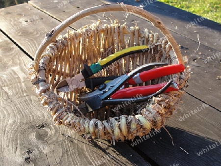 Korb mit Zangen im Sonnenschein