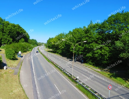 Wenig befahrene Autobahn im Gr?nen als Zeichen f?r eine Freie Fahrt                               