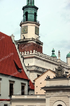 Der Rathausturm auf dem Stray Rynek Platz  in der Altstadt von Poznan im westen von Polen. 