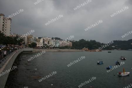 Ufer und kleine Boote im Hafen von Hongkong