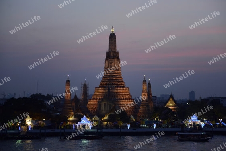 Die Tempelanlage des Wat Arun am Mae Nam Chao Phraya River in der Hauptstadt Bangkok von Thailand in Suedostasien.