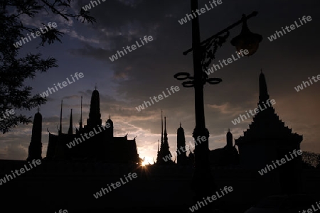 Das Tempelgelaende in der Abendstimmung mit dem Wat Phra Keo beim Koenigspalast im Historischen Zentrum der Hauptstadt Bangkok in Thailand. 