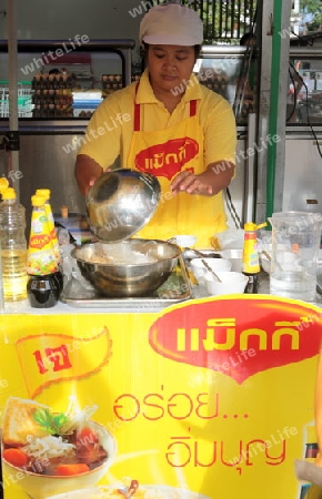 Menschen auf dem Grossen Lebensmittelmarkt von Talat Warorot in Chiang Mai im Norden von Thailand. 