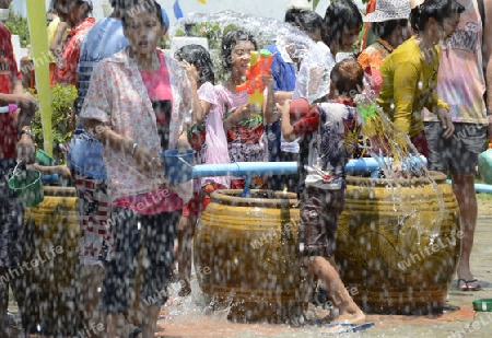 Das Songkran Fest oder Wasserfest zum Thailaendischen Neujahr ist im vollem Gange in Ayutthaya noerdlich von Bangkok in Thailand in Suedostasien.  