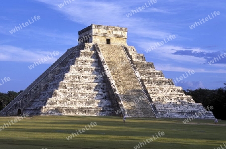 Die Pyramide der Maya Ruine von Chichen Itza im Staat Yucatan auf der Halbinsel Yuctan im sueden von Mexiko in Mittelamerika.   