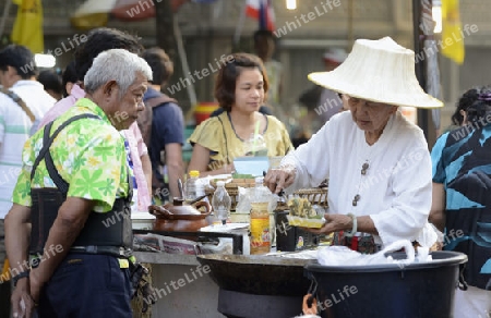 Ein Marktstand beim Strassenmarkt bei einem Fest beim Santichaiprakan Park am Mae Nam Chao Phraya in der Hauptstadt Bangkok von Thailand in Suedostasien.