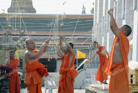 Moenche bei den Vorbereitungen auf die Neujahrsnacht Feier in der Tempelanlage des Wat Pho in der Hauptstadt Bangkok von Thailand in Suedostasien.