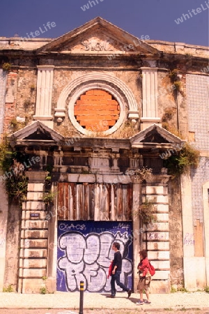 Eine Fassade in einer Gasse in der Innenstadt der Hauptstadt Lissabon in Portugal.    