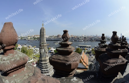 Die Tempelanlage des Wat Arun am Mae Nam Chao Phraya River in der Hauptstadt Bangkok von Thailand in Suedostasien.