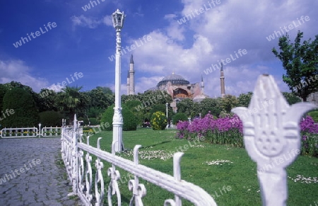 Die Aya Sofia Moschee im Stadtteil Sultanahmet in Istanbul in der Tuerkey.