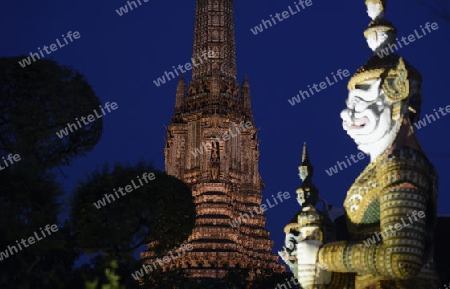 Der Wat Arun Tempel in der Stadt Bangkok in Thailand in Suedostasien.