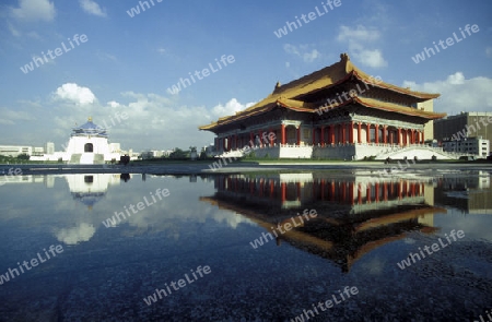 Das Chiang Kai Shek Memorial mit dem Grossen Platz und dem Kultur Zentrum in der Hauptstadt Taipei im norden der Insel Taiwan.