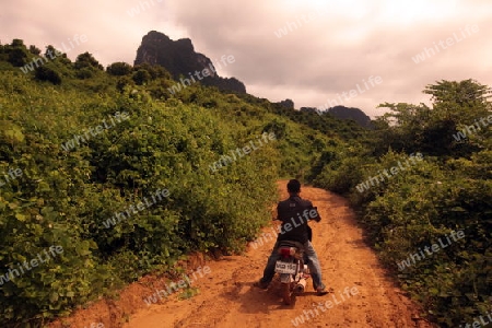 Eine Landstrasse in der Bergregion beim Dorf Kasi an der Nationalstrasse 13 zwischen Vang Vieng und Luang Prabang in Zentrallaos von Laos in Suedostasien.