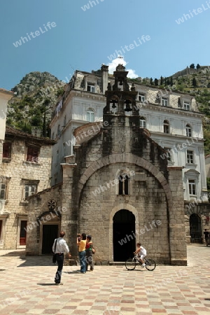 Die Altstadt von Kotor mit dem Waffenplatz in der inneren Bucht von Kotor in Montenegro im Balkan am Mittelmeer in Europa.