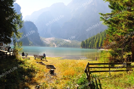 Wilder Bergsee im milden Herbst