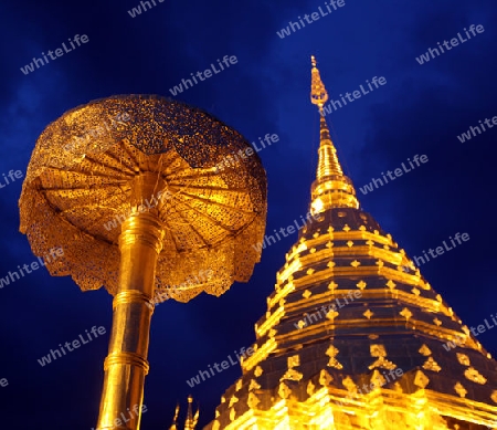 Der Chedi der Tempel Anlage des Wat Phra That Doi Suthep bei Chiang Mai in der Provinz Chiang Mai im Norden von Thailand in Suedostasien.