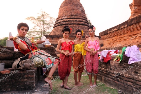 Taenzerinnen einer traditionellen Tanzgruppe bereitet sich auf eine Show vor im Wat Sa Si Tempel in der Tempelanlage von Alt-Sukhothai in der Provinz Sukhothai im Norden von Thailand in Suedostasien.