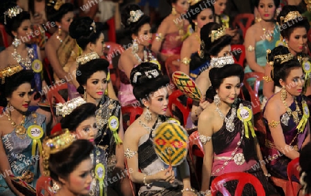 Eine Miss Kandidatin anlaesslich der Miss Wahl beim Bun Bang Fai oder Rocket Festival in Yasothon im Isan im Nordosten von Thailand. 