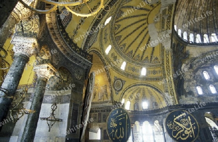 Die Moschee Aya Sofya im Stadtteil Sulranahmet in Istanbul in der Tuerkey.