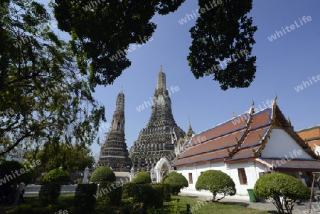 Die Tempelanlage des Wat Arun am Mae Nam Chao Phraya River in der Hauptstadt Bangkok von Thailand in Suedostasien.