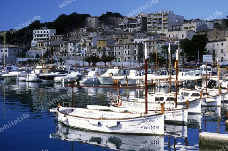 Das Fischerdorf Port de Alcudia mit dem Bootshafen im Februar im Osten der Insel Mallorca einer der Balearen Inseln im Mittelmeer.  